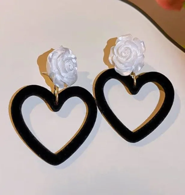 Black Heart & White Rose Earrings image indicator(2)