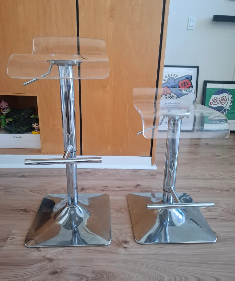 Adjustable Bar Stool Chairs, set of 2. Great condition!