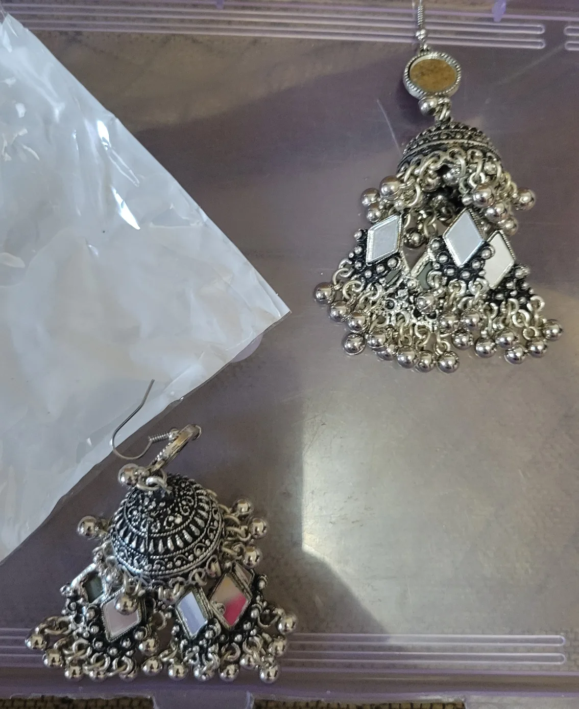 Hair accessories, earrings, and bangles image indicator(5)