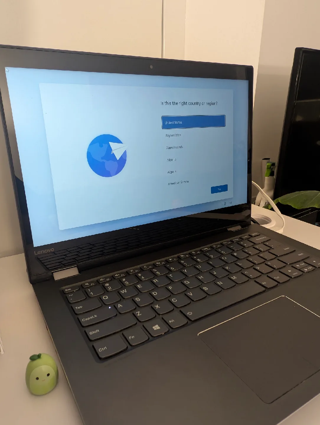 Lenovo IdeaPad Flex 5i 14″ Touchscreen 2-in-1 Laptop image indicator(2)