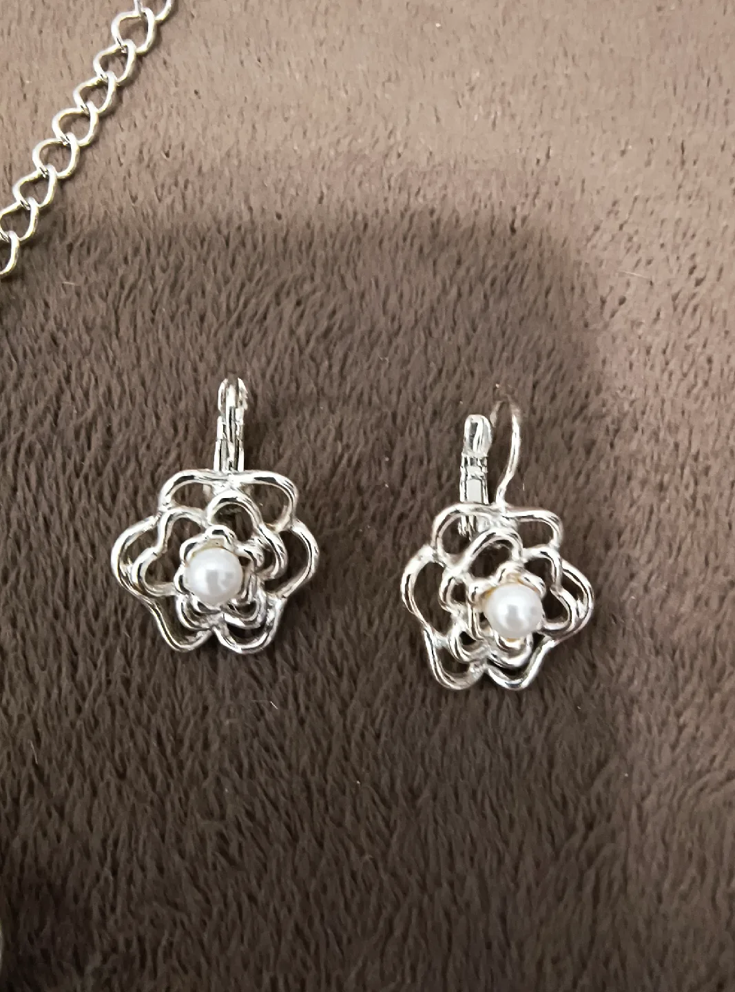 Silver Tone Floral Necklace & Earrings Set image indicator(2)