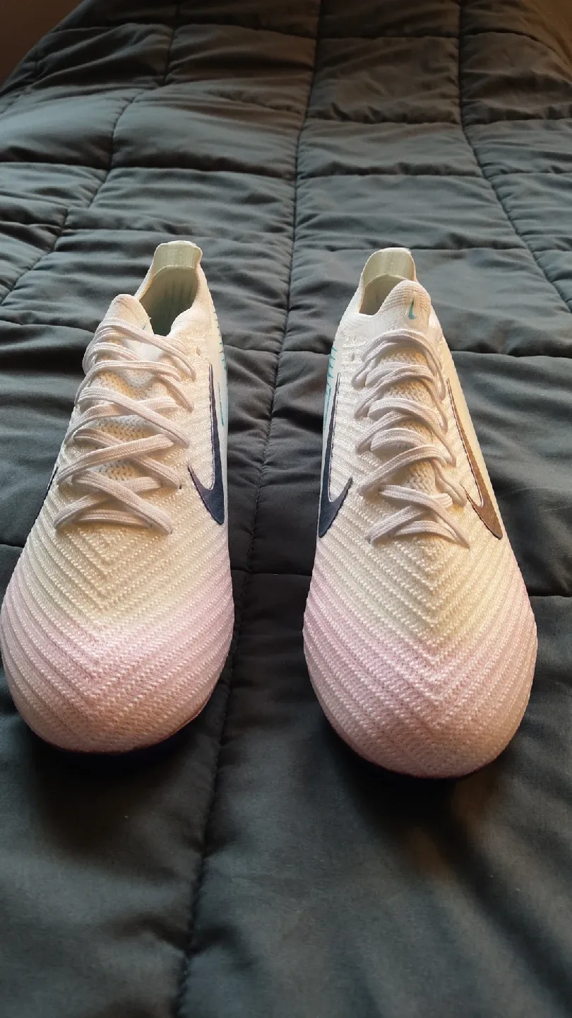 limited edition Football Boots, size 9.5 image indicator(3)