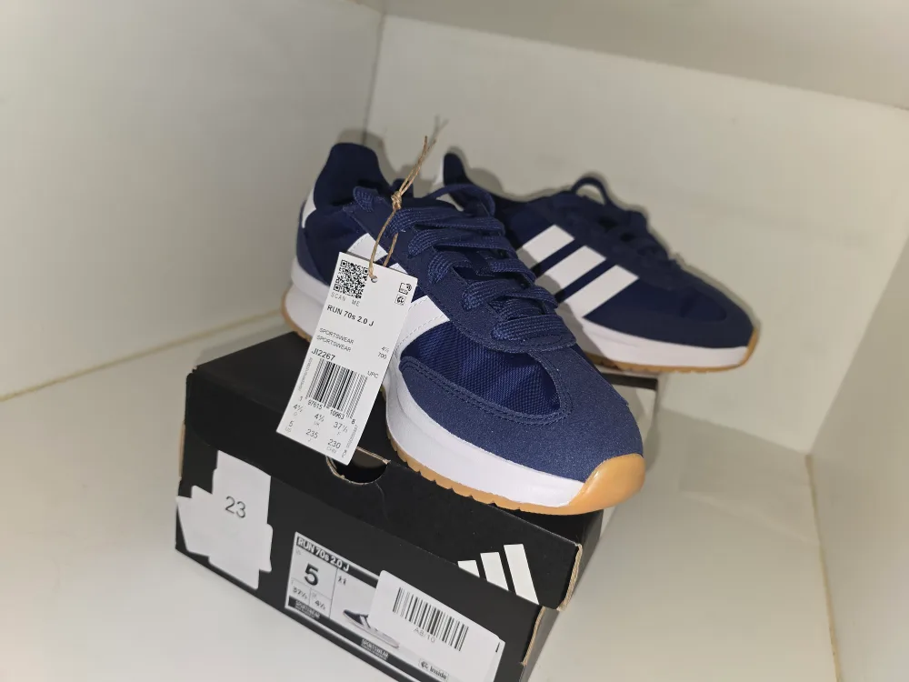 New Adidas Run 70s 2.0 J Blue Sneakers - Size 5 image indicator(4)
