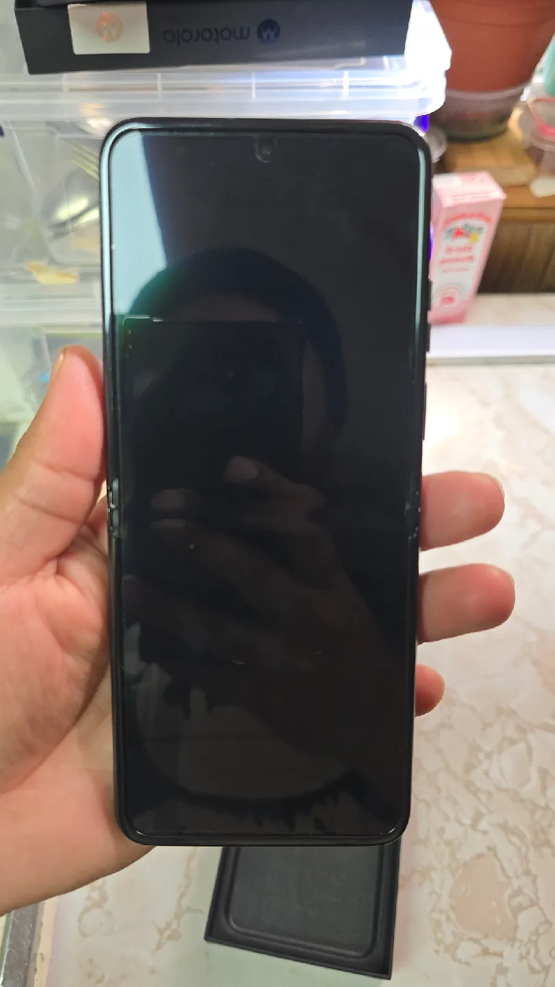 Motorola Razr+ (2023) - Black - Like New! image indicator(3)