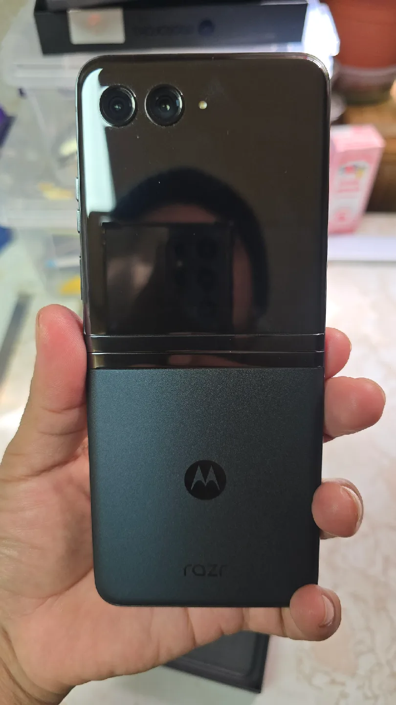 Motorola Razr+ (2023) - Black - Like New! image indicator(4)