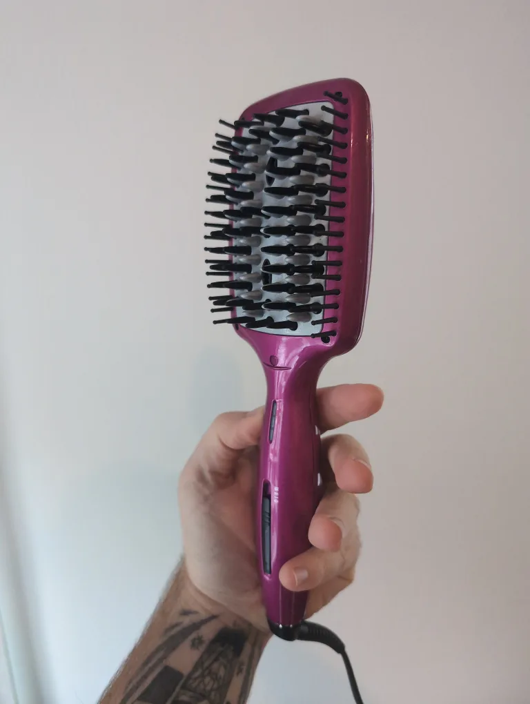 Infiniti Pro by Conair Diamond Straightening Brush image indicator(2)