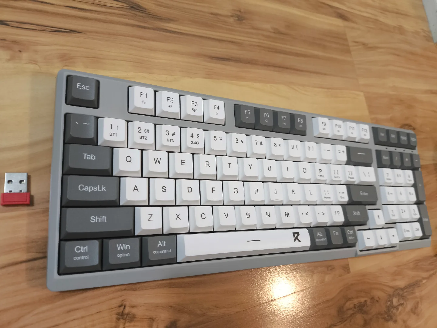 Redragon K617 Fizz Pro 98-Key Wireless Mechanical Keyboard image indicator(6)