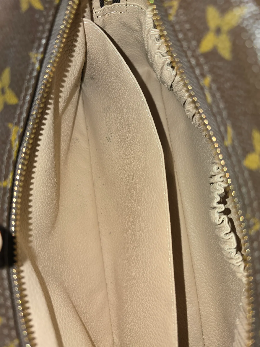 LV Trousse 28 image indicator(3)