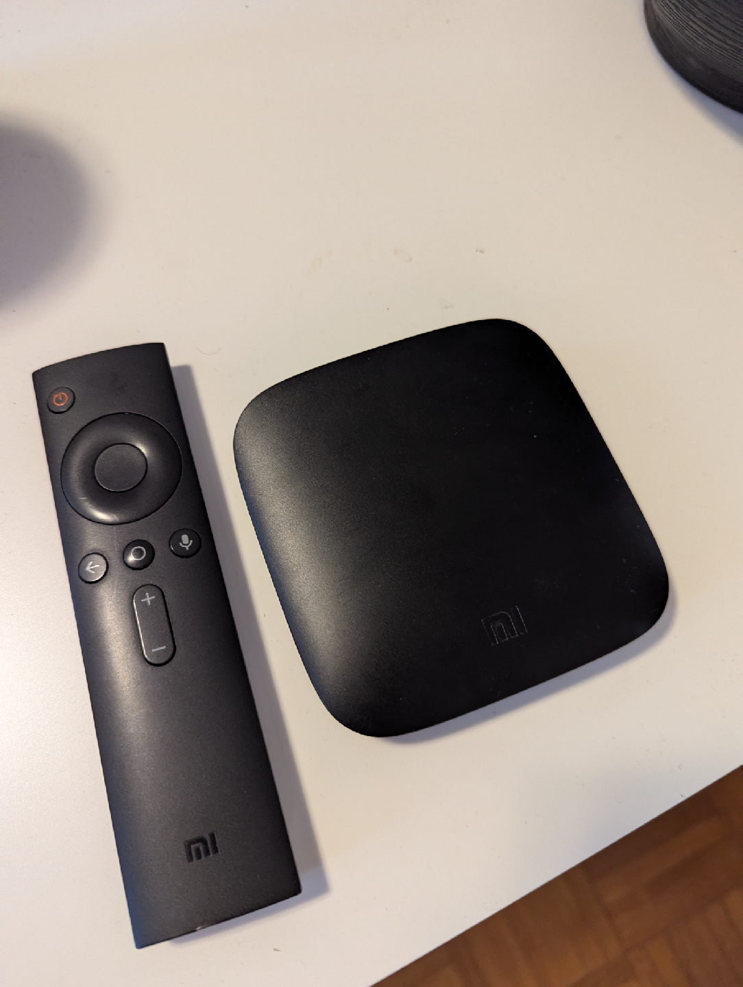 Samsung 32" HDTV + Xiaomi Mi Box (Android TV 4K Streamer) - photo 4