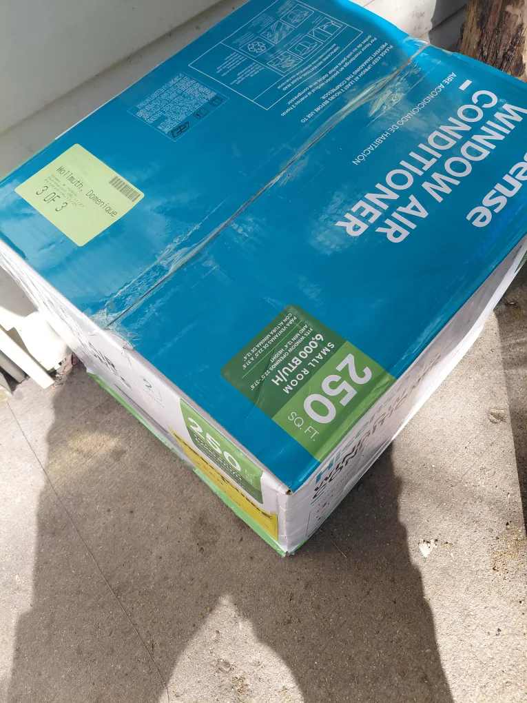 Hisense 250 sq ft Window Air Conditioner 6000 btu ! Boxed  $175 image indicator(2)
