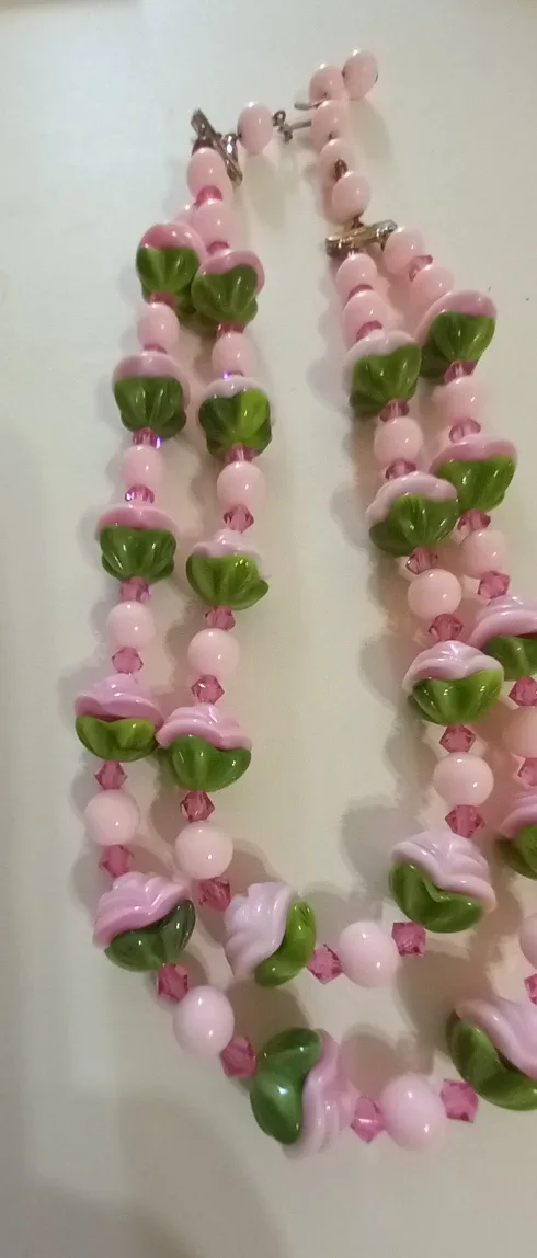 Vintage necklace with matching earrings image indicator(4)