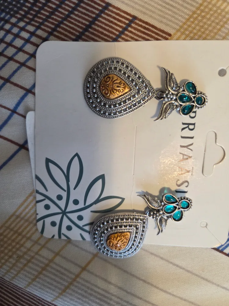 Priyaasi Silver-Toned Blue Stone Earrings image indicator(2)