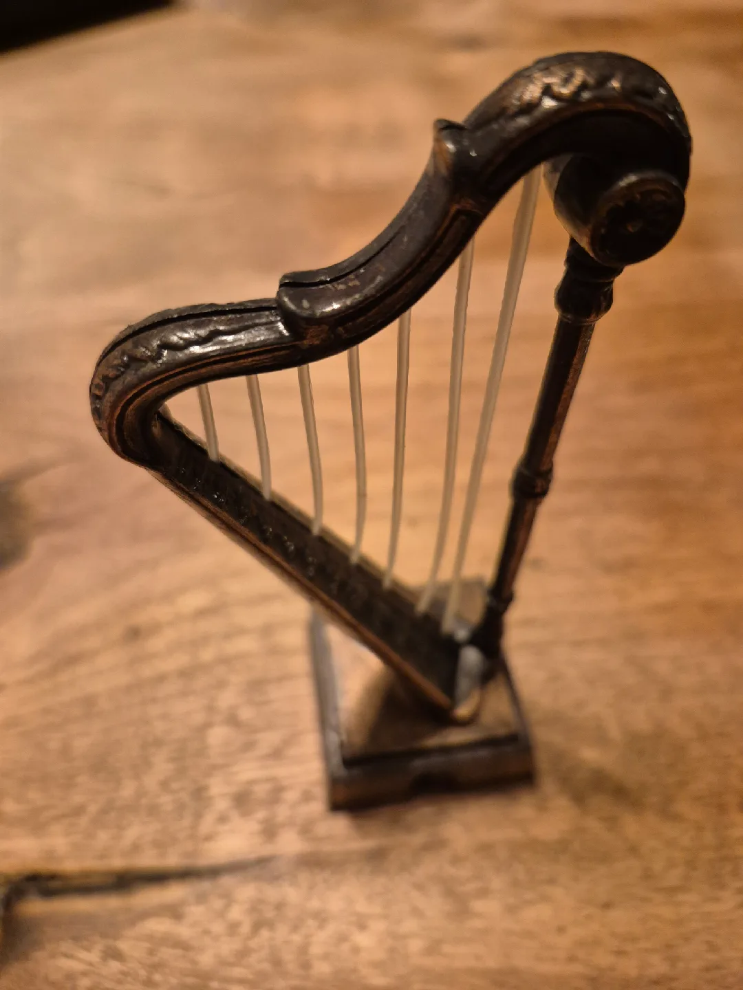 Harp pencil sharpener