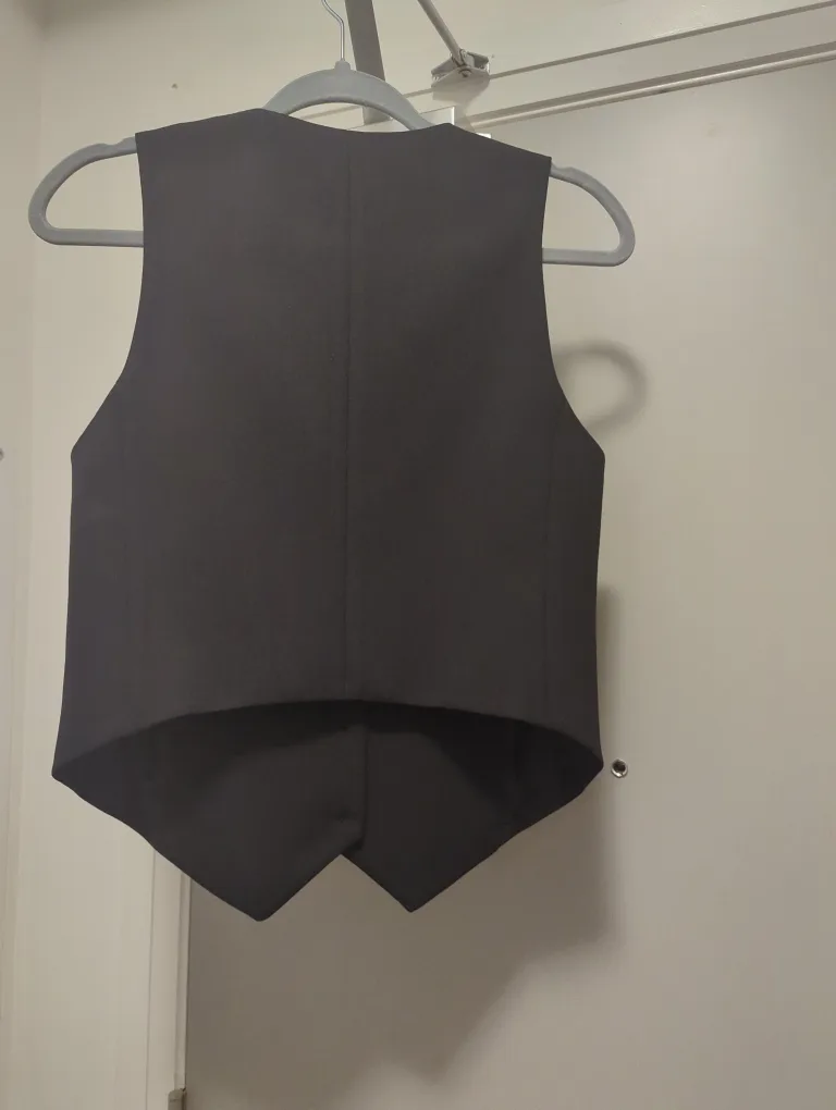 Babaton Aritzia Black Vest - Size 8 image indicator(2)
