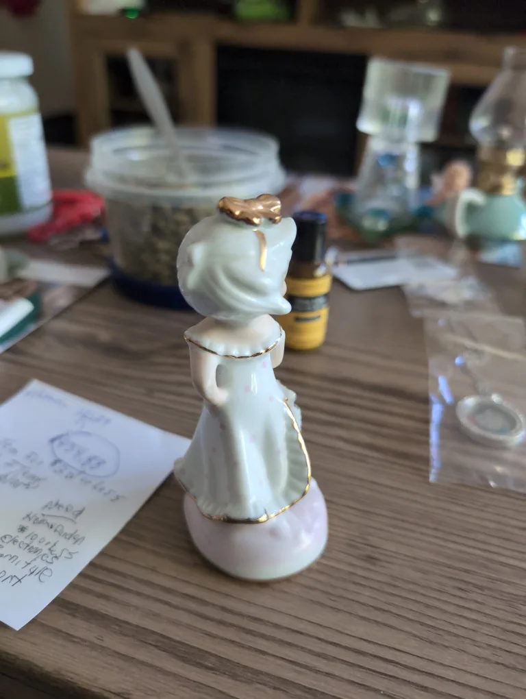 Giftecraft Korea Figurine image indicator(2)