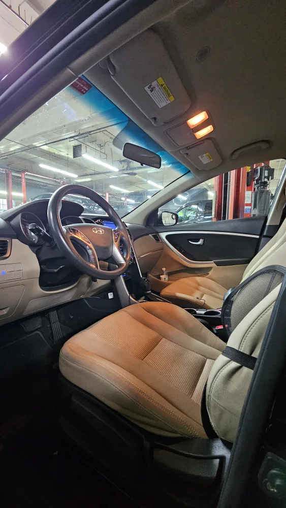 Hyundai Elantra GT - Black Hatchback image indicator(4)