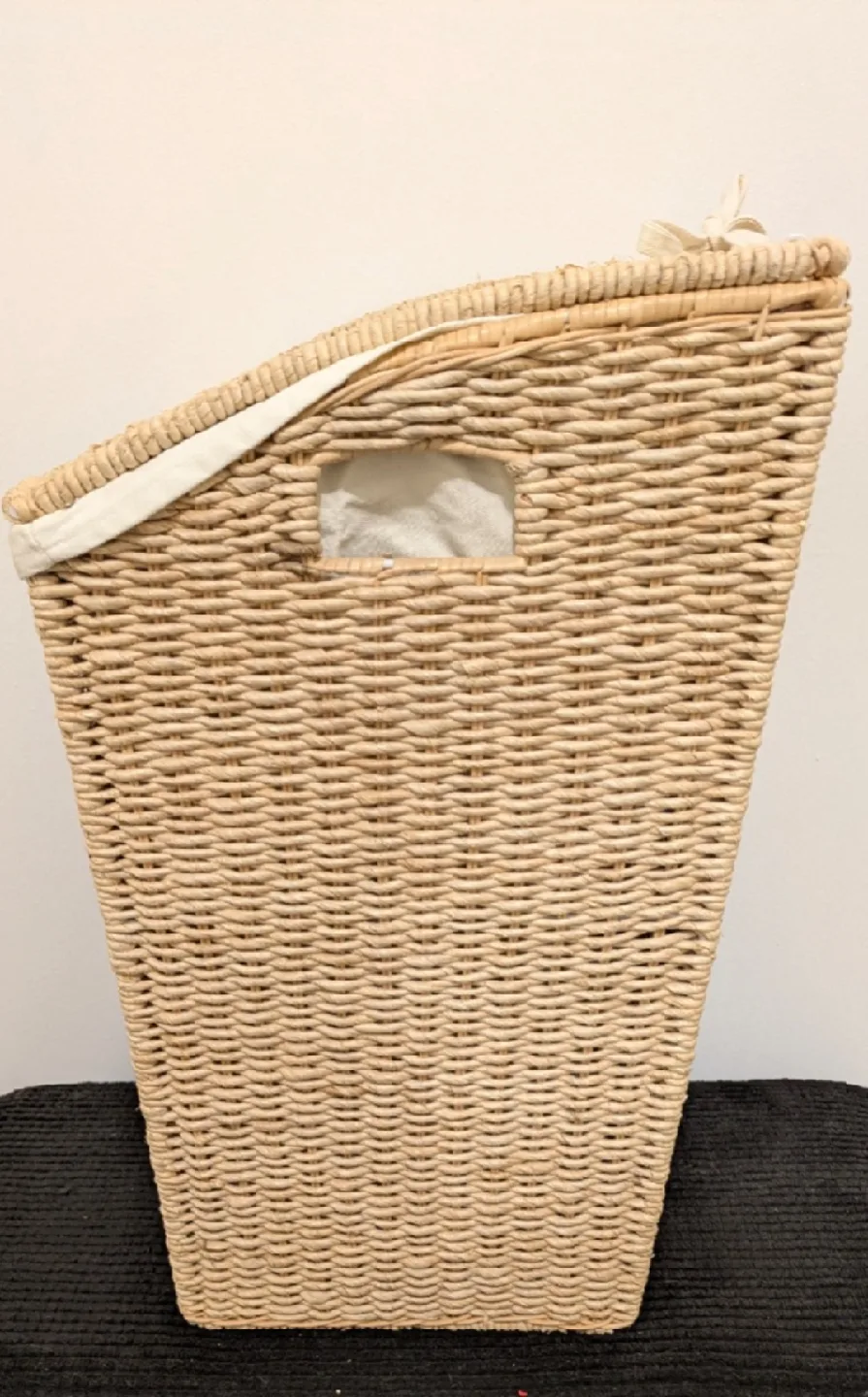 Wicker Laundry Hamper with lid and liner image indicator(4)