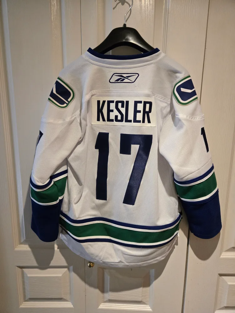 Yourh  Canucks Kesler #17 Jersey L/XL image indicator(2)