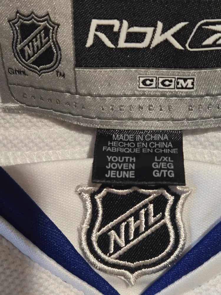 Yourh  Canucks Kesler #17 Jersey L/XL image indicator(3)