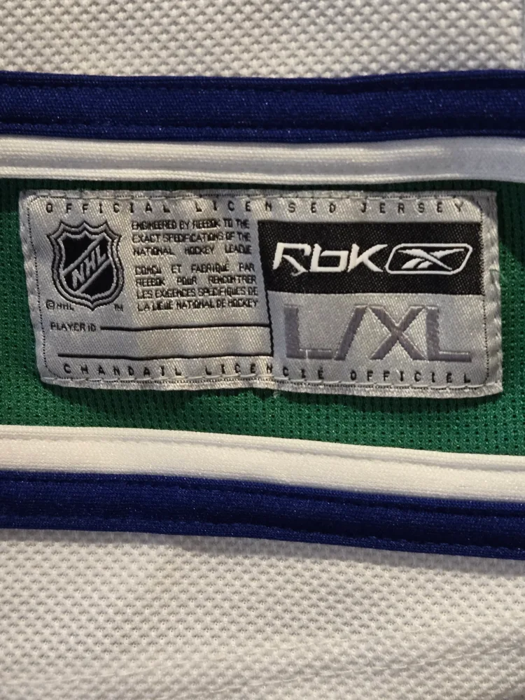 Yourh  Canucks Kesler #17 Jersey L/XL image indicator(4)