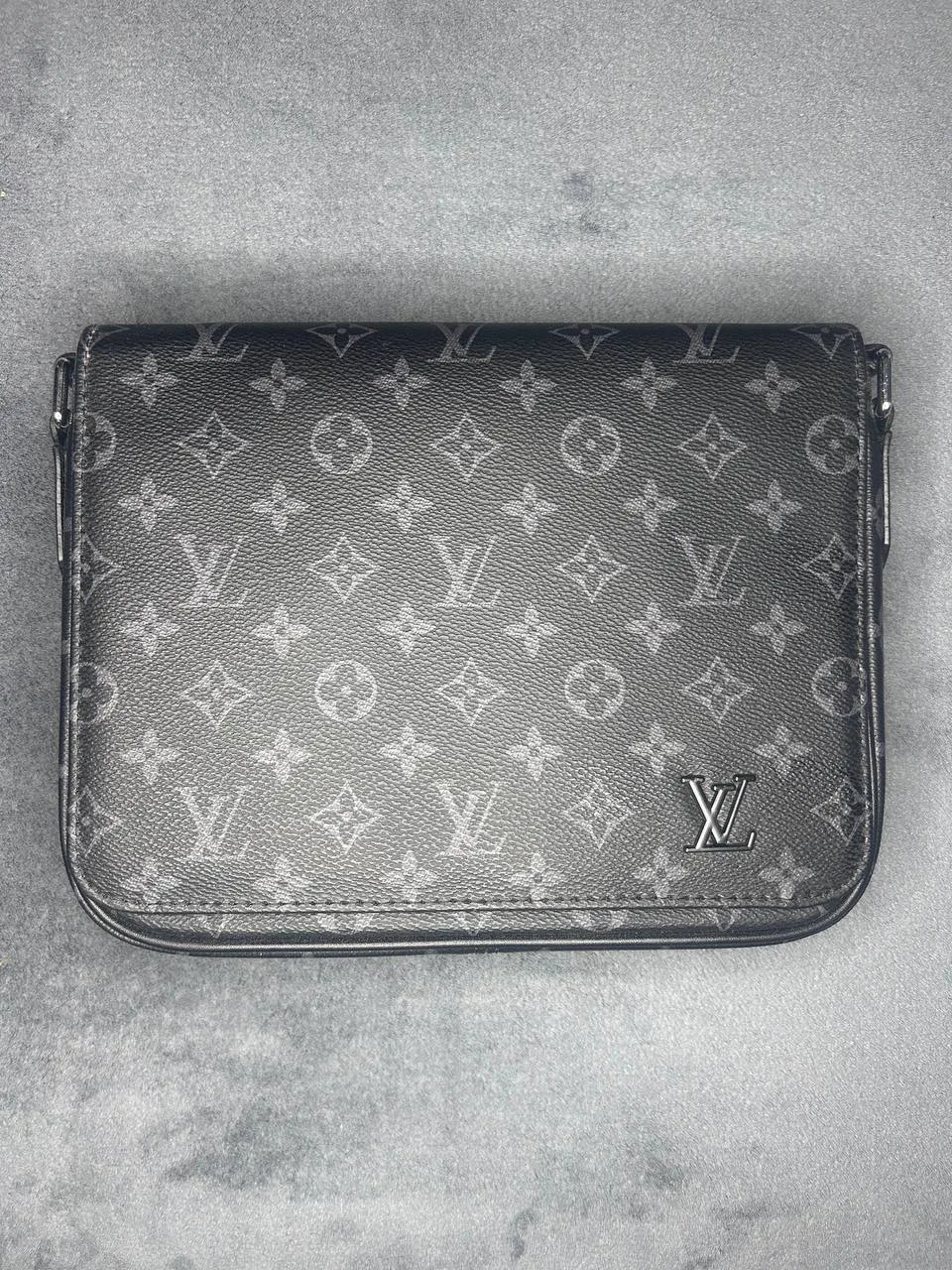 Louis Vuitton District PM NV2 Bag image indicator(2)