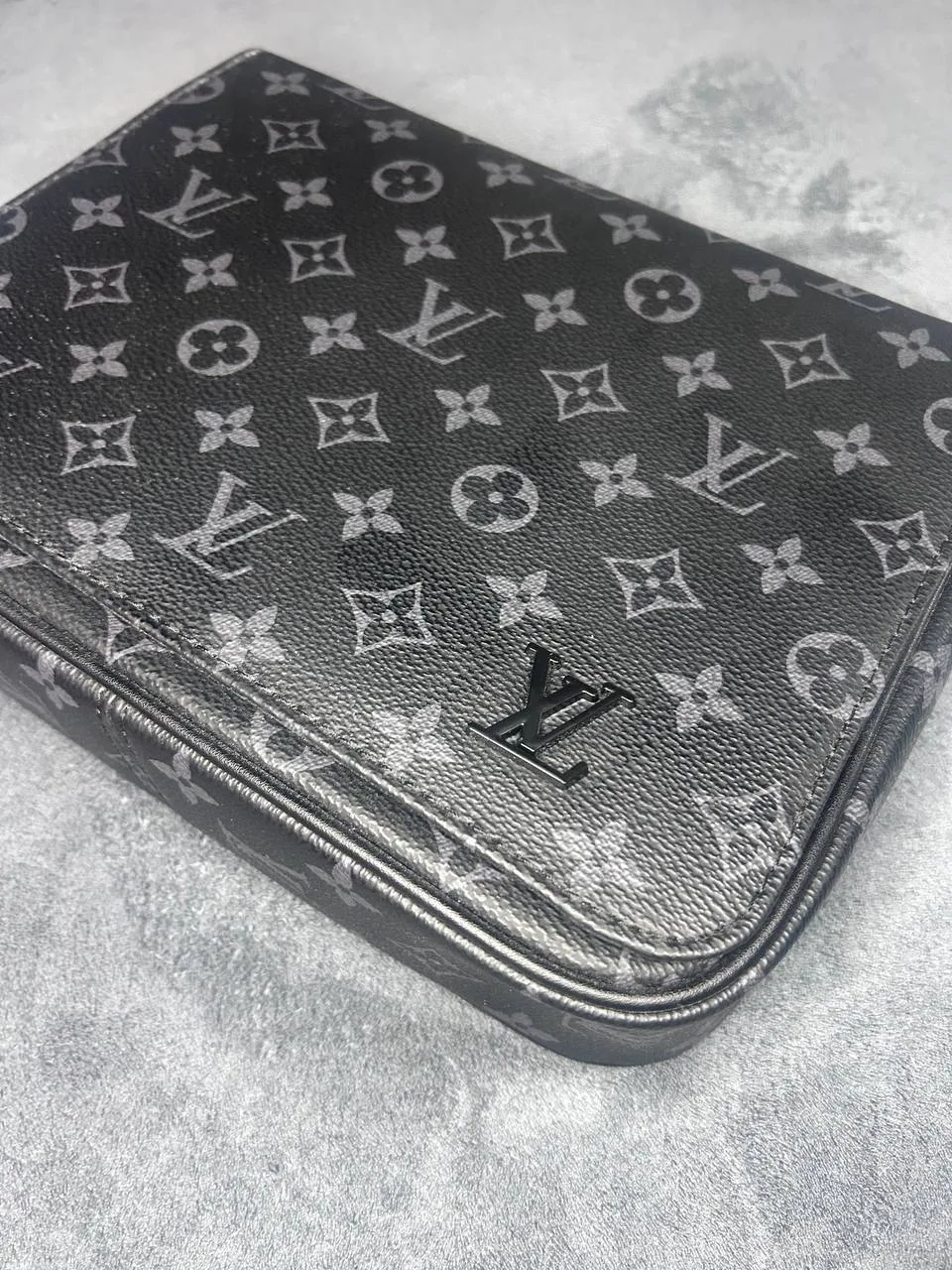 Louis Vuitton District PM NV2 Bag image indicator(3)