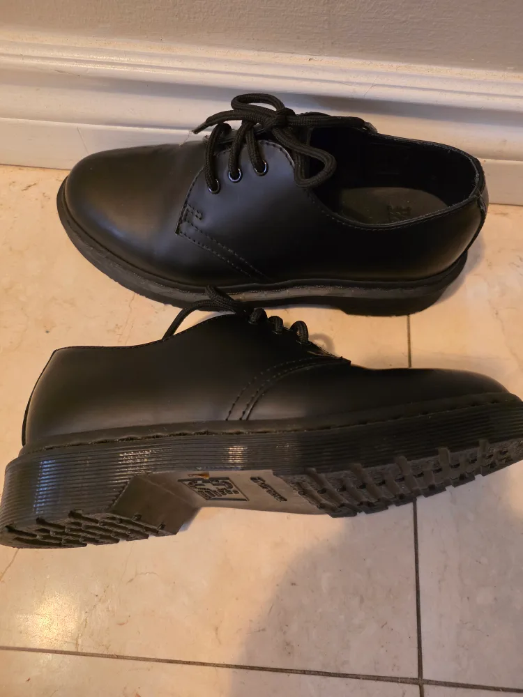 Dr. Martens 14345 Black Leather Shoes - US Size 4 (M)/5 (L) image indicator(2)