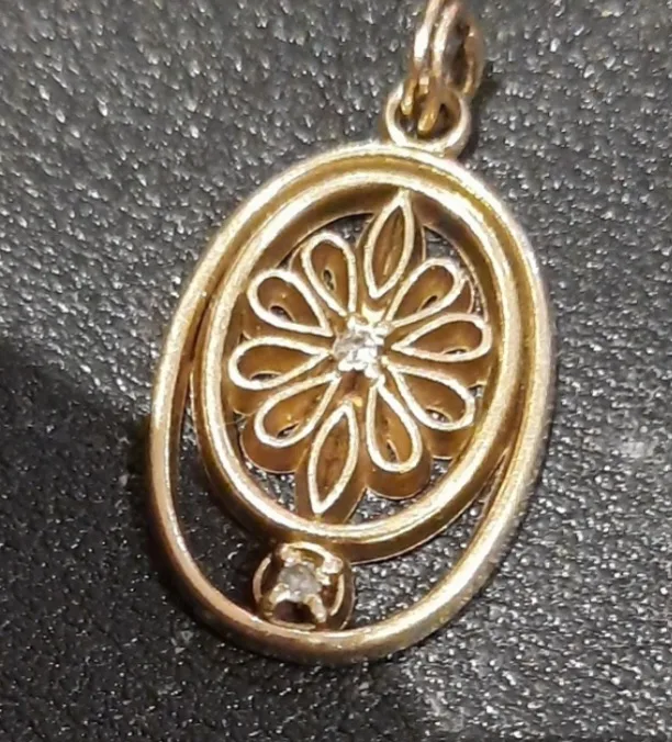 Authentic Avon solid 10k yellow gold Vintage Diamond 1979 Charm image indicator(5)