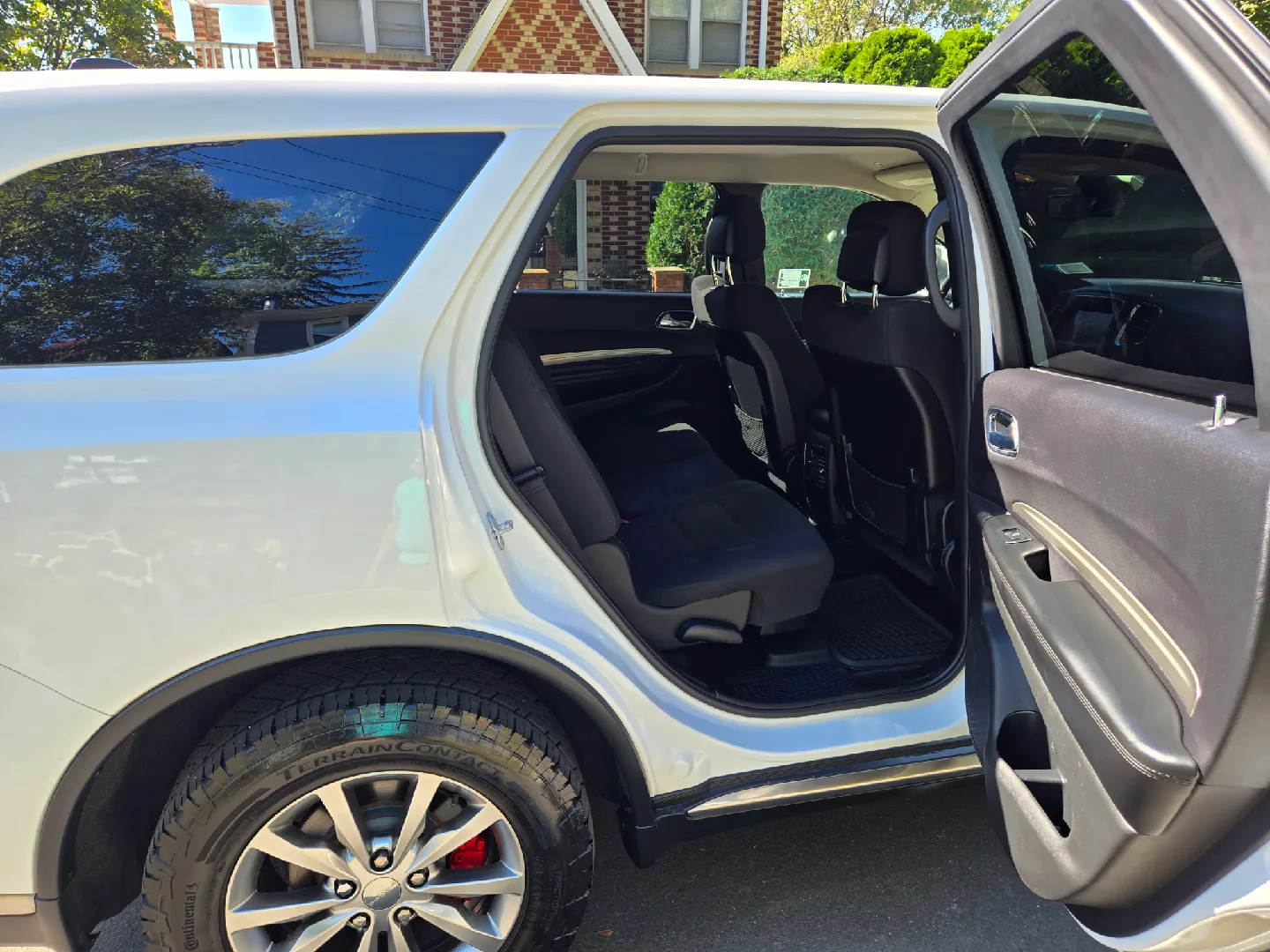 White Dodge Durango SUV image indicator(6)