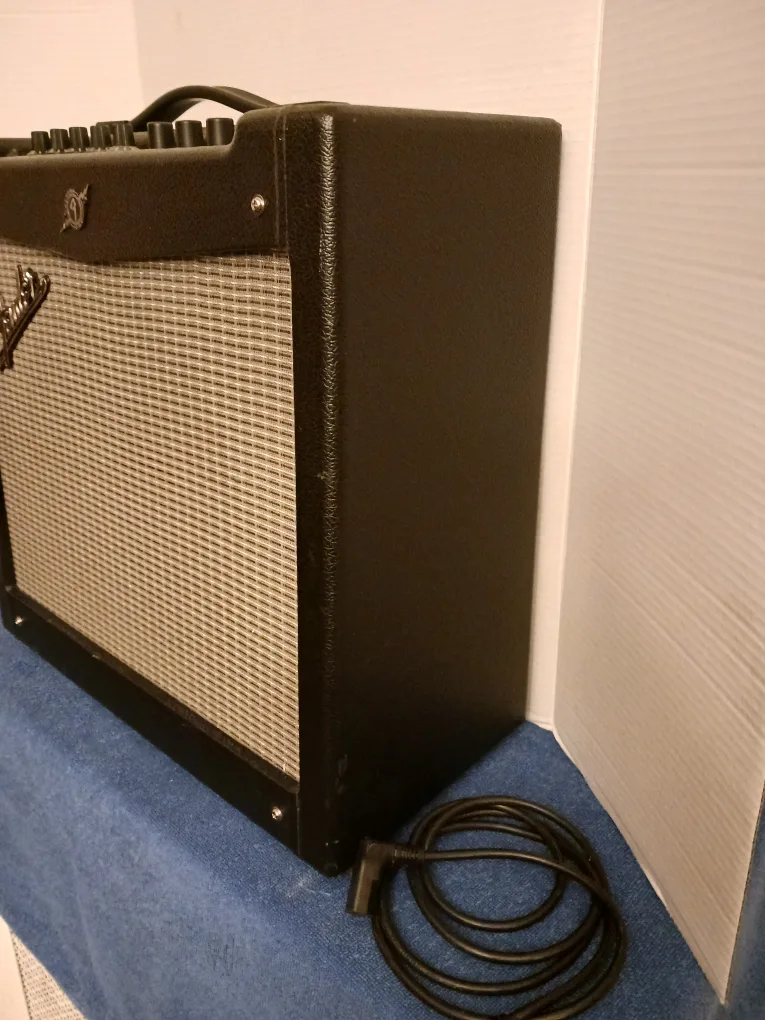 FENDER MUSTANG II , 40 WATTS AMP, GREAT CONDITION.. image indicator(5)