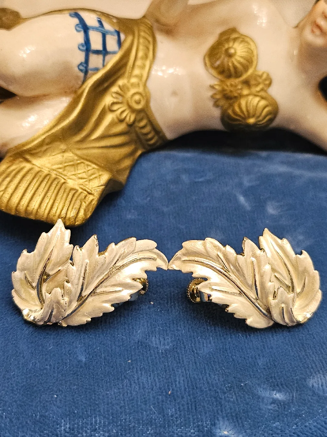 Coro Vintage Leaf Earrings clip-on thumbnail