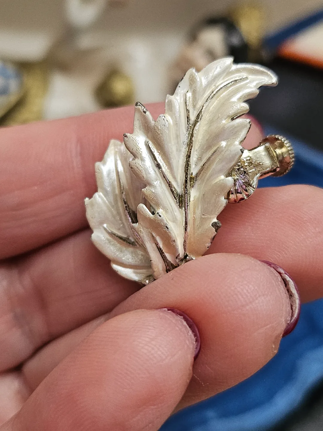 Coro Vintage Leaf Earrings clip-on image indicator(3)