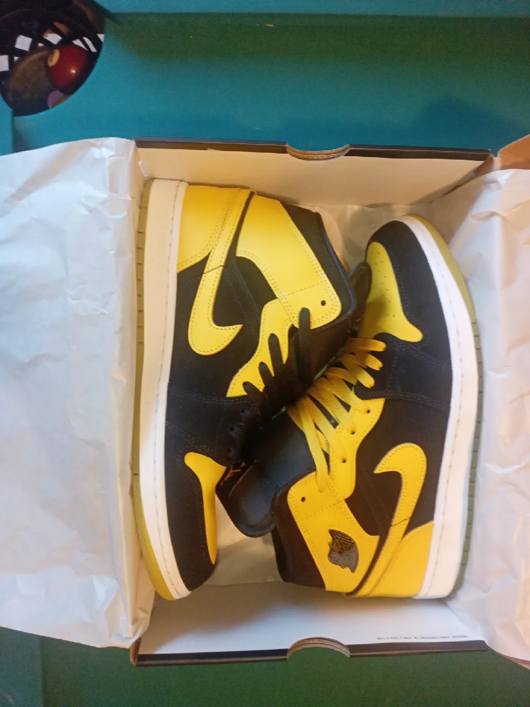 Air Jordan 1 Mid SE Black/Varsity Maize, Size 10.5 image indicator(6)