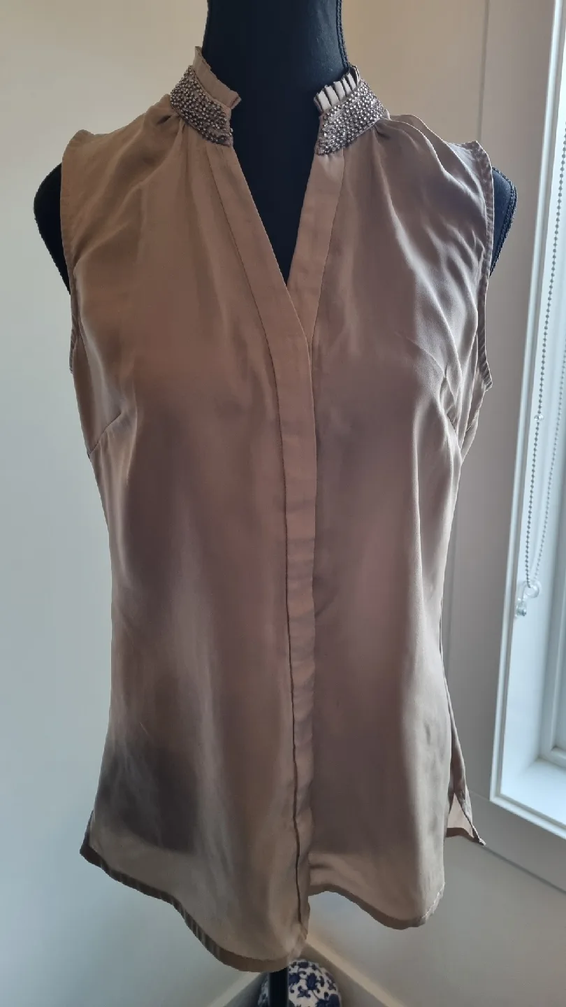 Sleeveless Blouse with Beaded Collar image indicator(4)