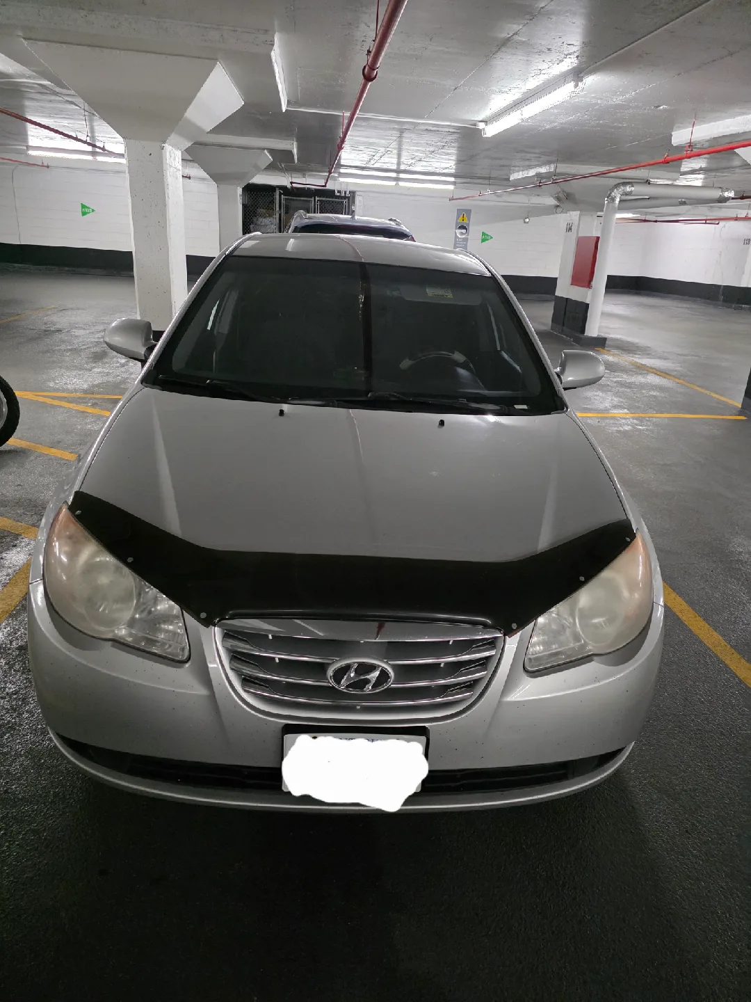 Hyundai Elantra - Silver Sedan image indicator(2)