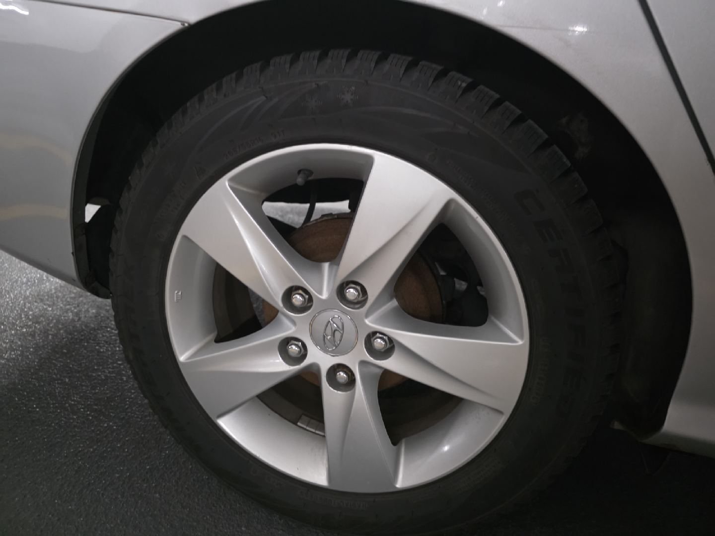 Hyundai Elantra - Silver Sedan - photo 3