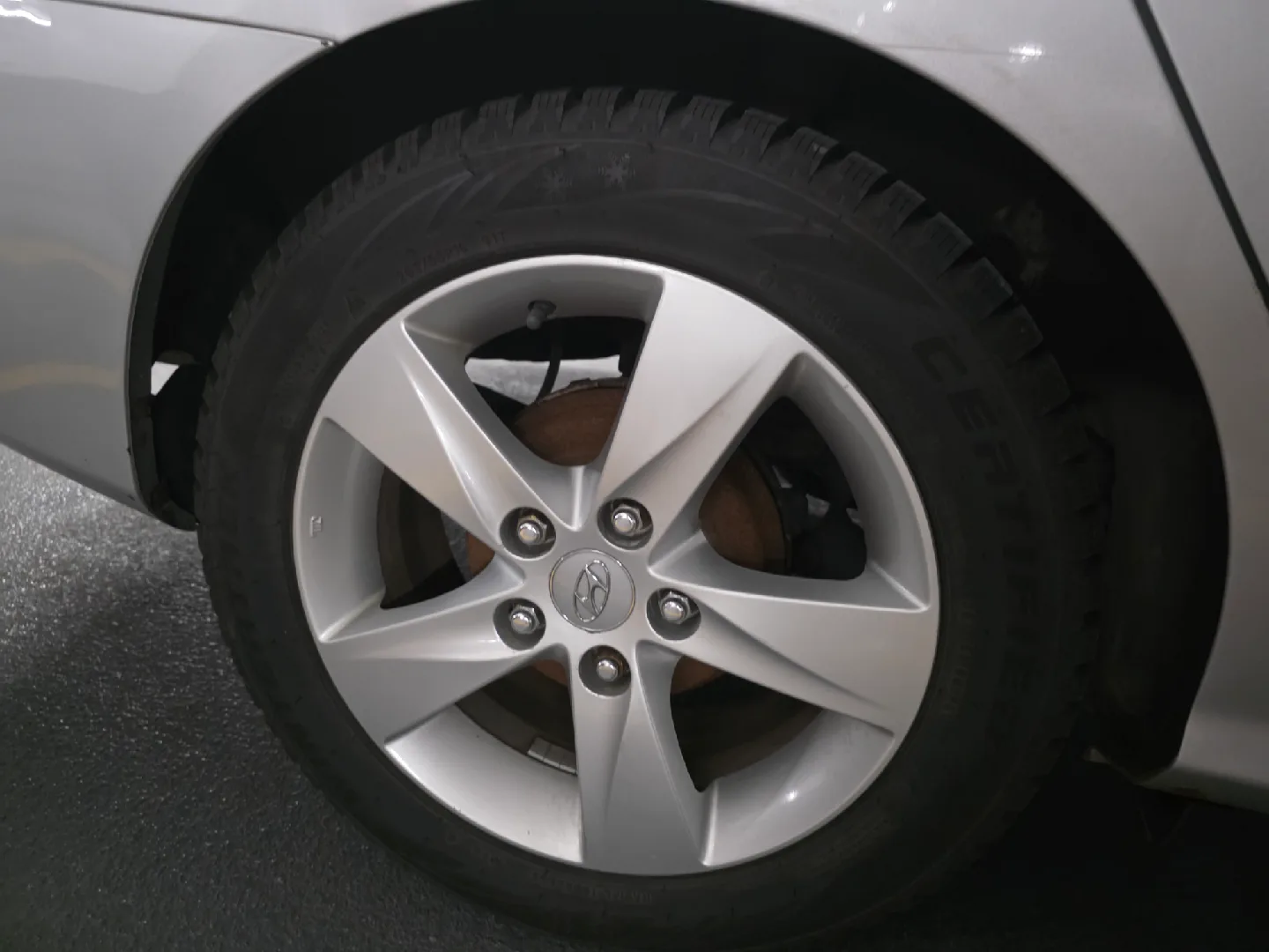 Hyundai Elantra - Silver Sedan image indicator(3)