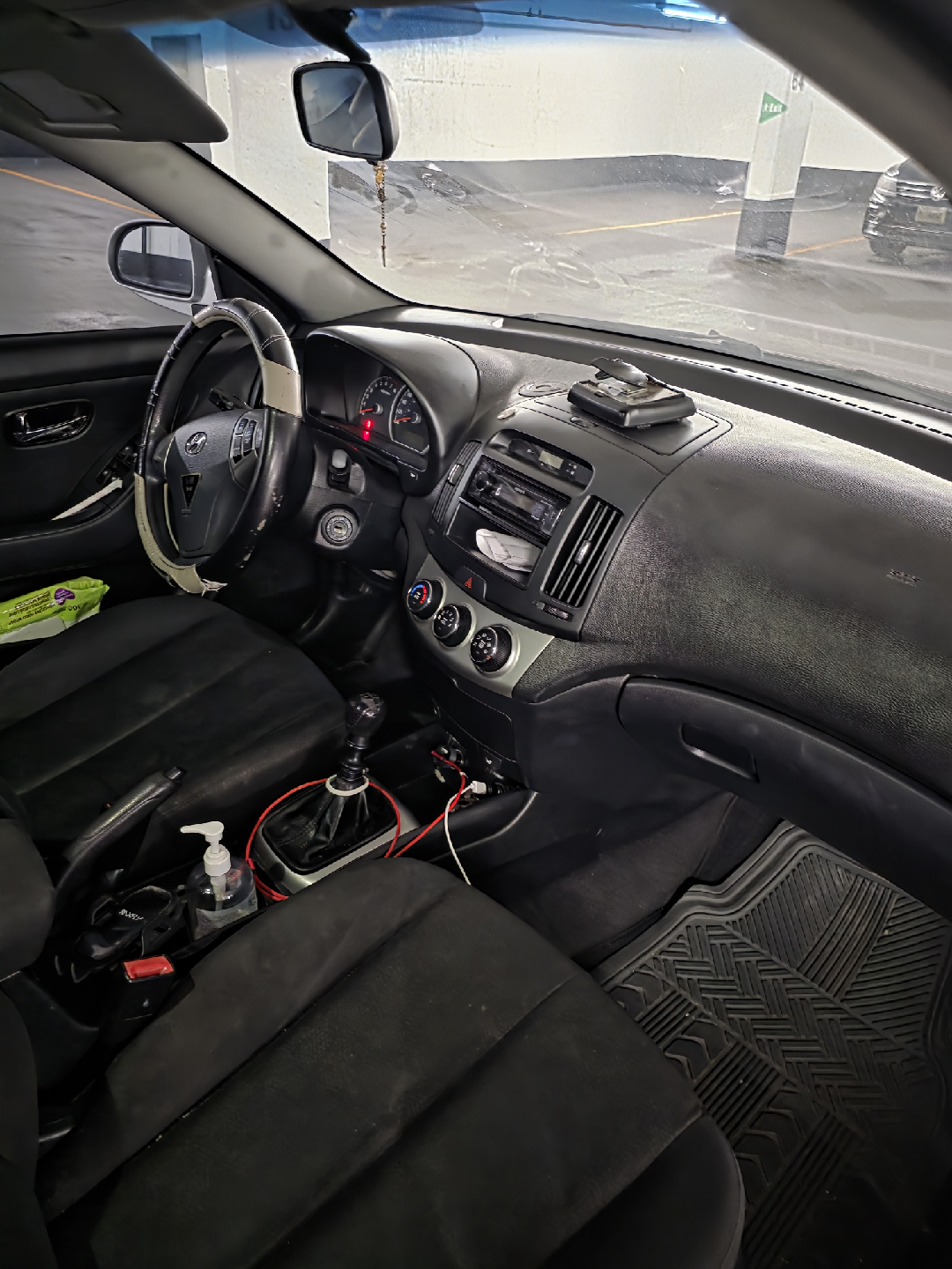 Hyundai Elantra - Silver Sedan - photo 4