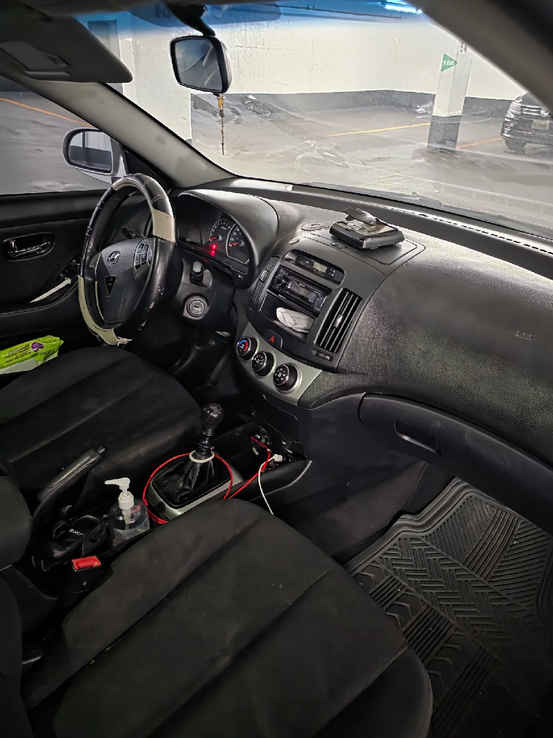 Hyundai Elantra - Silver Sedan image indicator(4)