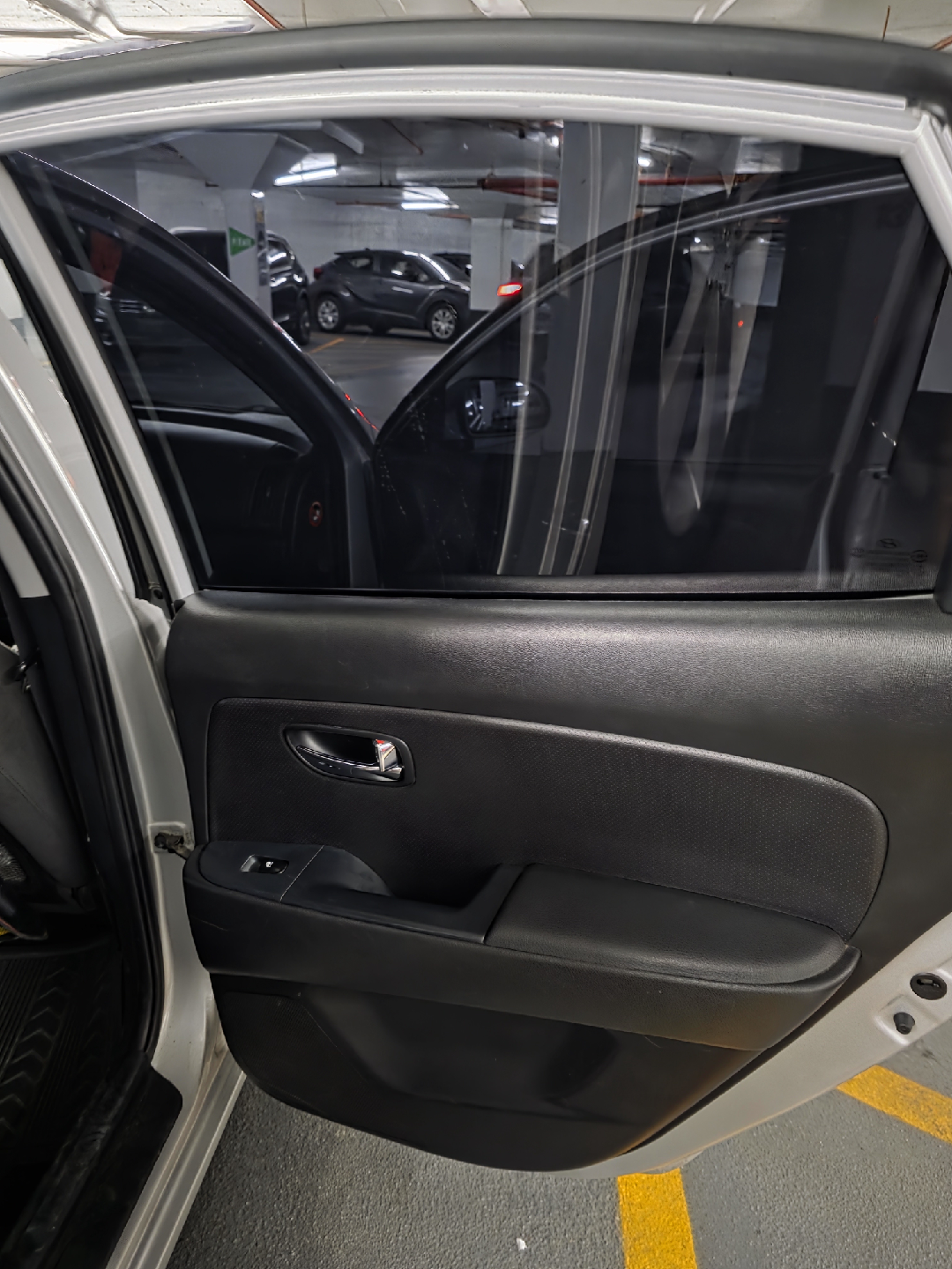 Hyundai Elantra - Silver Sedan - photo 5