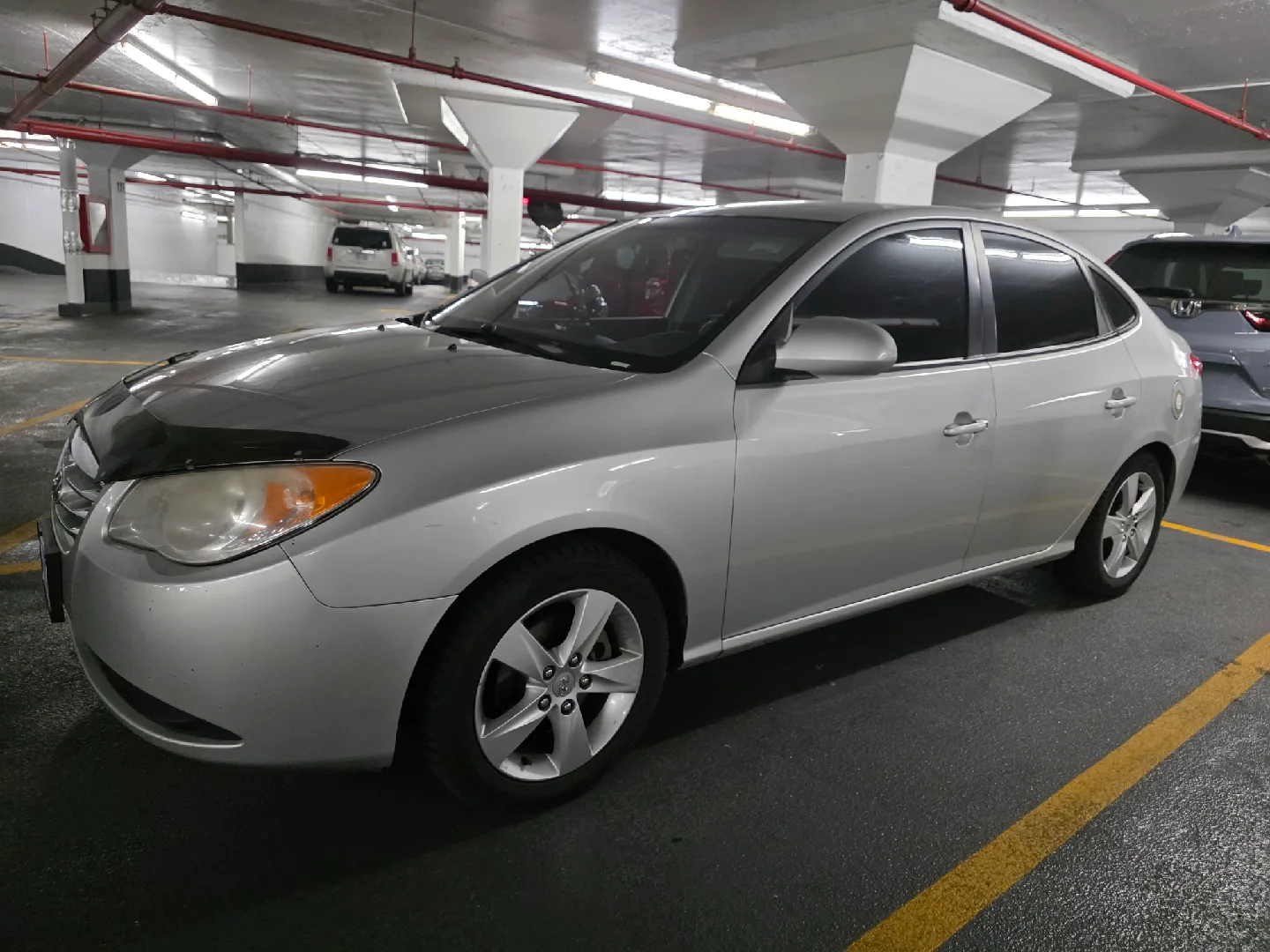 Hyundai Elantra - Silver Sedan image indicator(8)