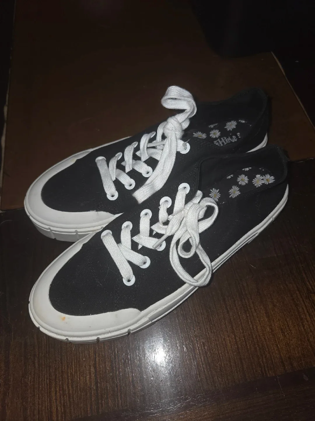 Maple Black & White Daisy Sneakers Size 10 image indicator(2)