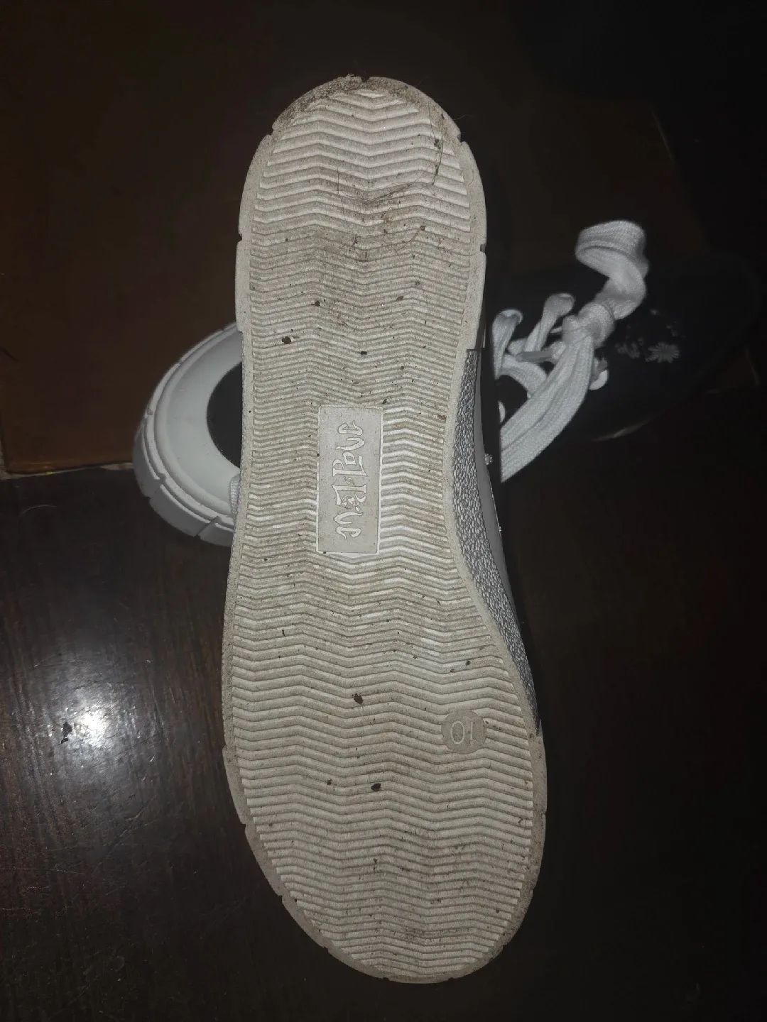 Maple Black & White Daisy Sneakers Size 10 image indicator(3)