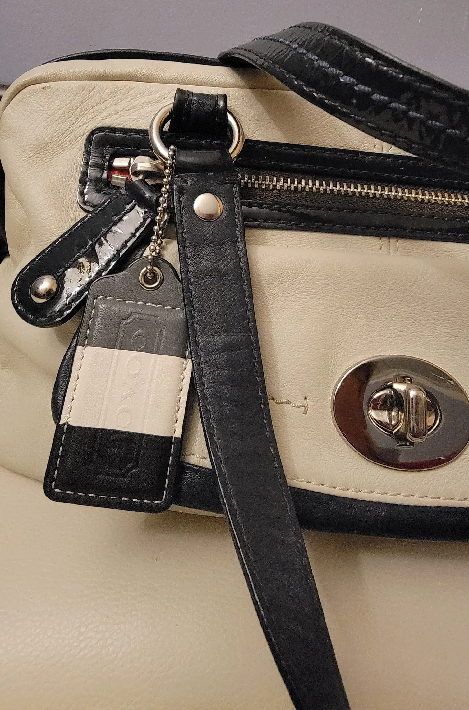 Coach Cream & Navy Blue Leather Handbag image indicator(5)