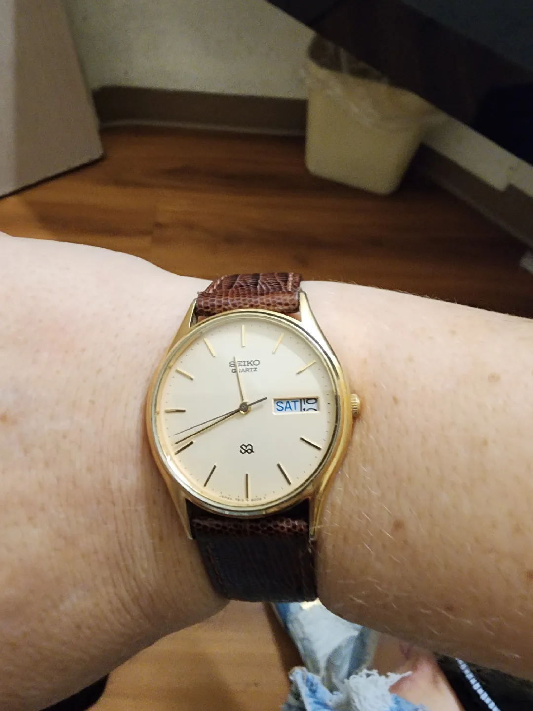 Seiko Quartz Gold Watch with Brown Leather Band image indicator(2)