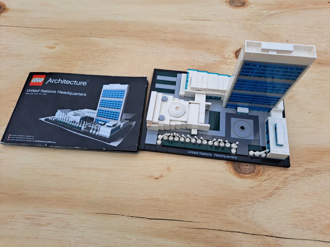 LEGO Architecture United Nations Headquarters image indicator(2)