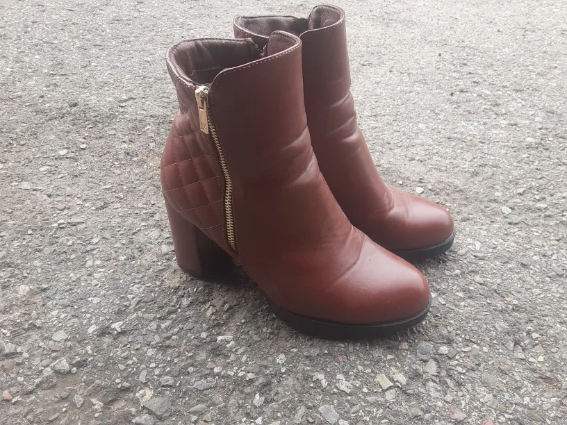 Brown Ankle Boots NY&C  Size 9 image indicator(2)