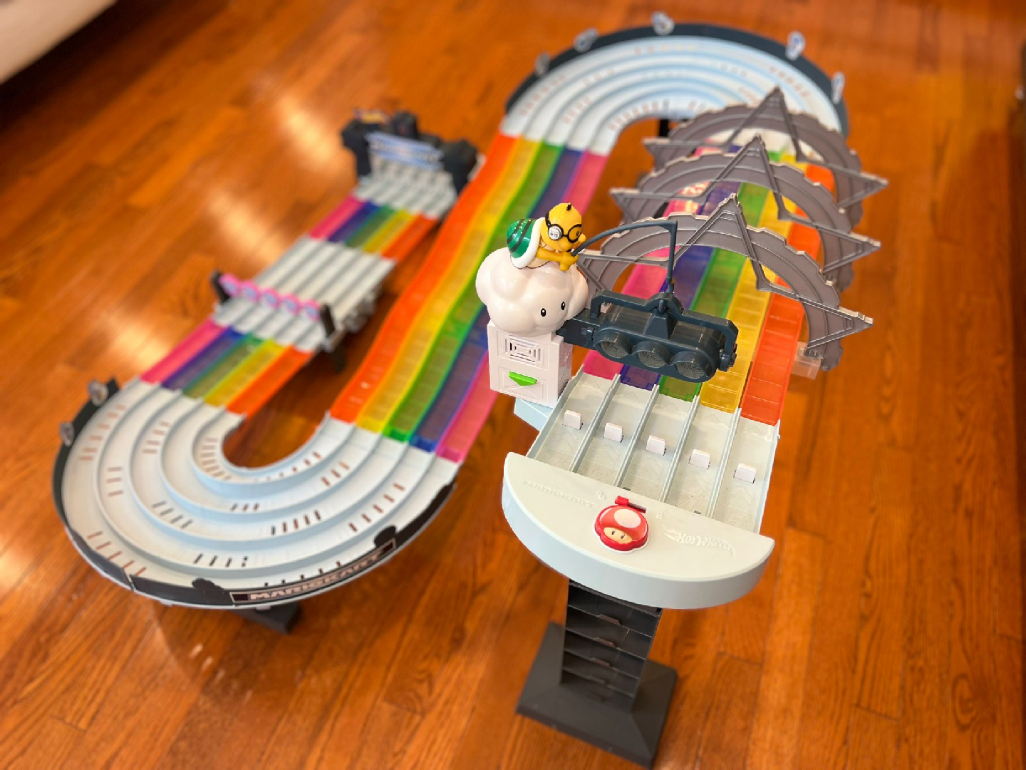 Hot Wheels Mario Kart Rainbow Road Raceway