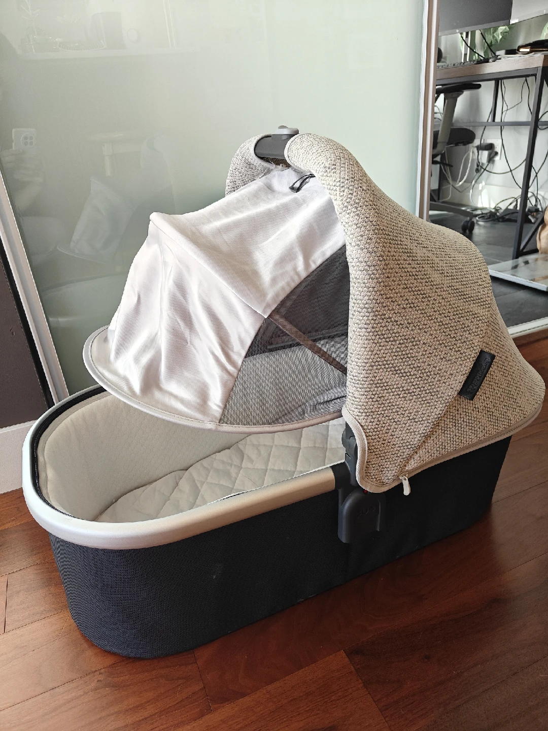 UPPAbaby Bassinet V2 - Excellent Condition + New Fitted Sheet