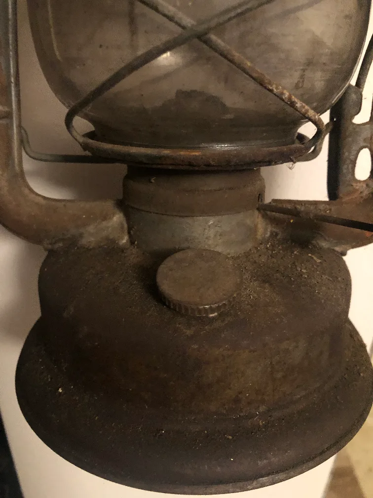 Vintage Beacon Kerosene Lantern - Made in Canada image indicator(5)